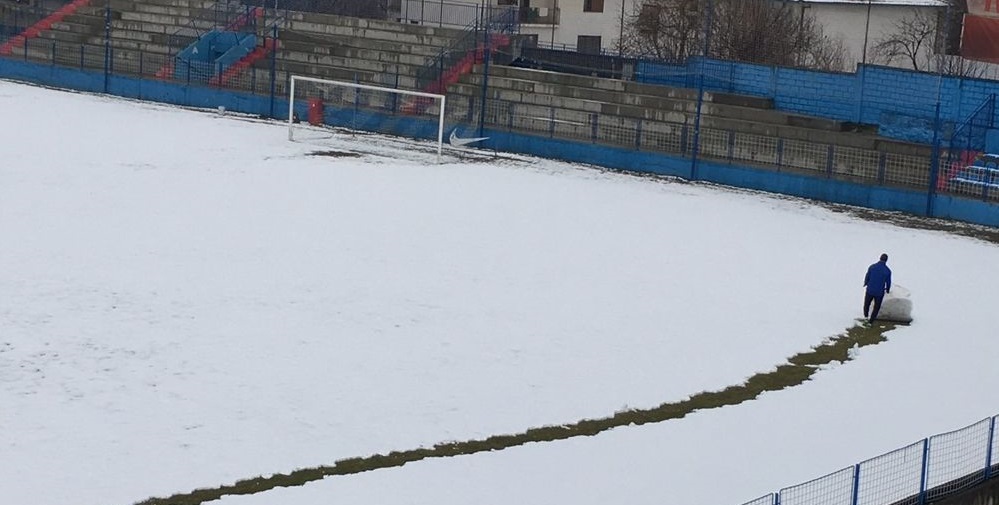 Fudbalski teren so sneg