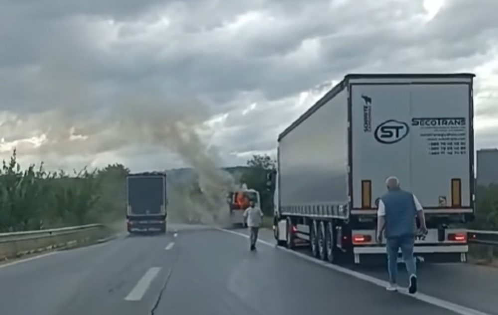 Avtobus gori pred patarina