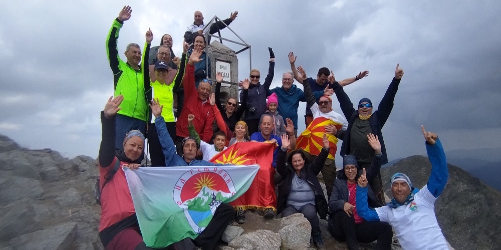 (ФОТО) Велешки планинари го освоија Мусала, највисокиот врв на Балканот