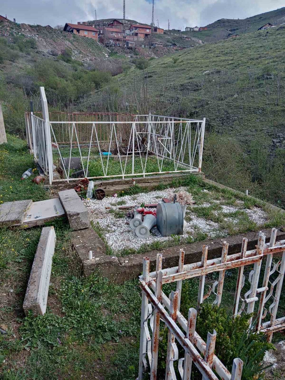 Vandalizirani grobovi 3