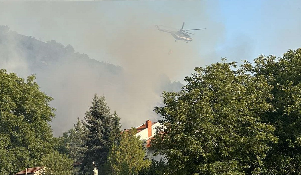 helihopter polni voda od ezero
